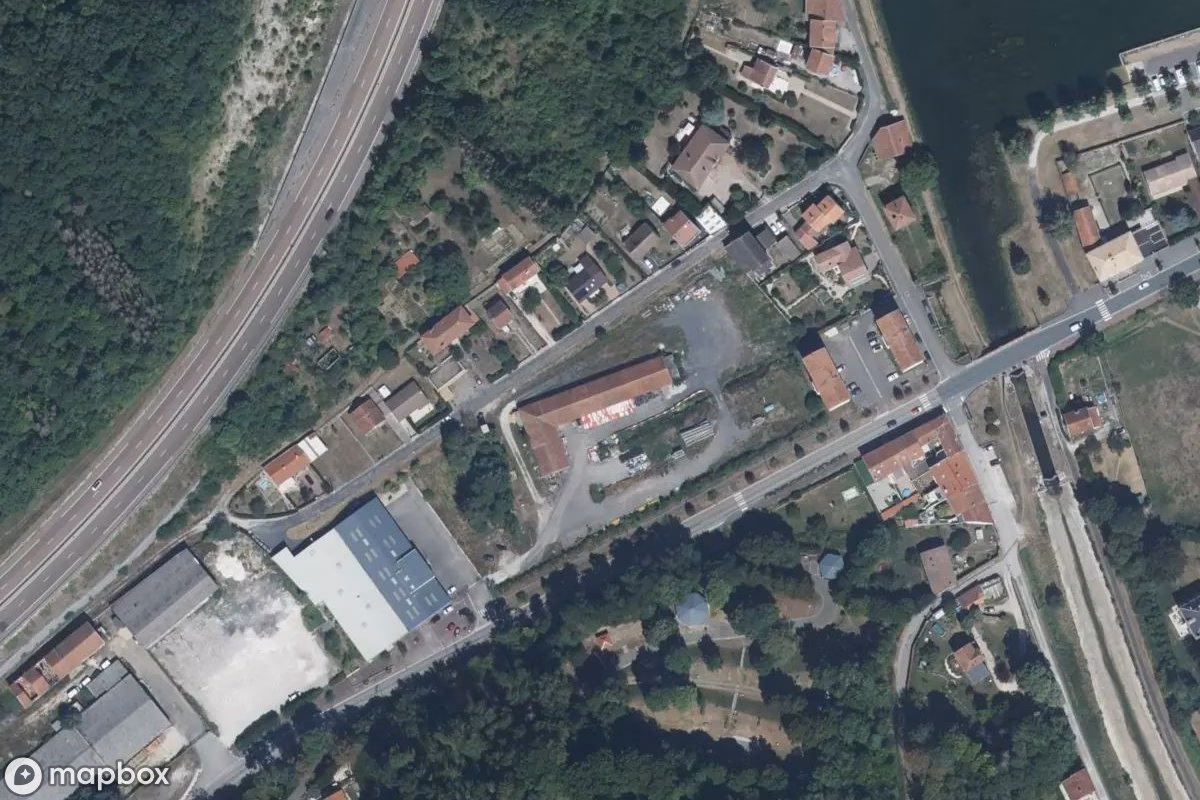 Satelitarny widok z lotu ptaka L Du Ruisseau, opuszczone  w Ligny-en-Barrois, Francja