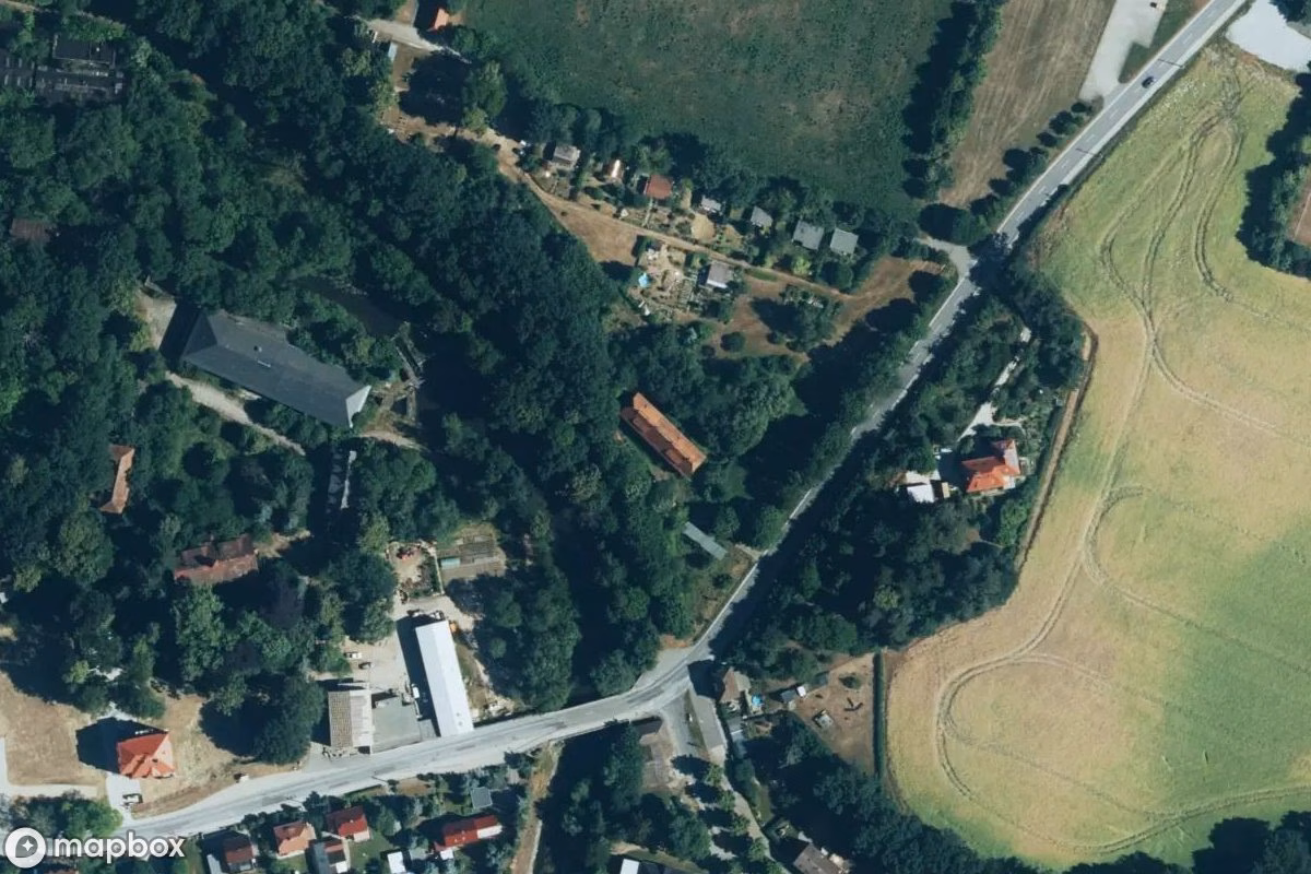 Satellitbillede set fra luften af Arbeiterhaus, et forladt i Schlungwitz - Słónkecy, Tyskland