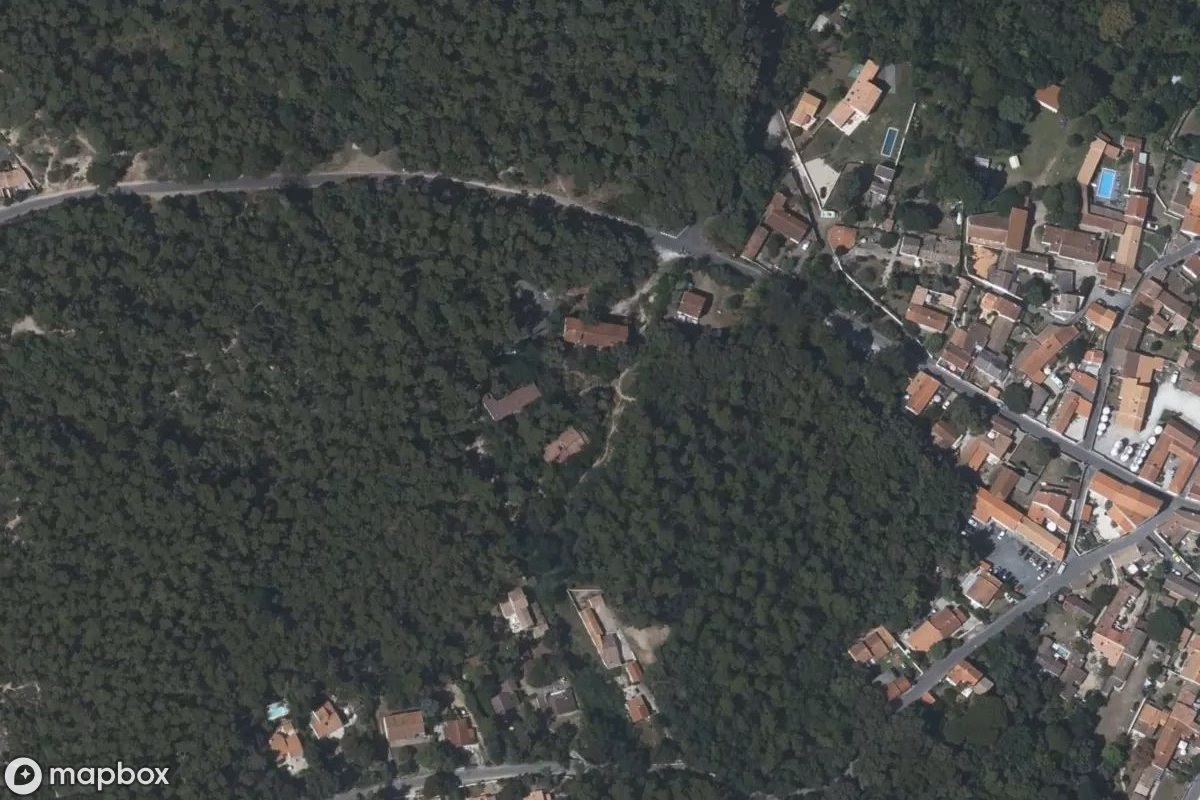 Satelitarny widok z lotu ptaka Kolonie Der Dominos, opuszczone  w Domino, Francja