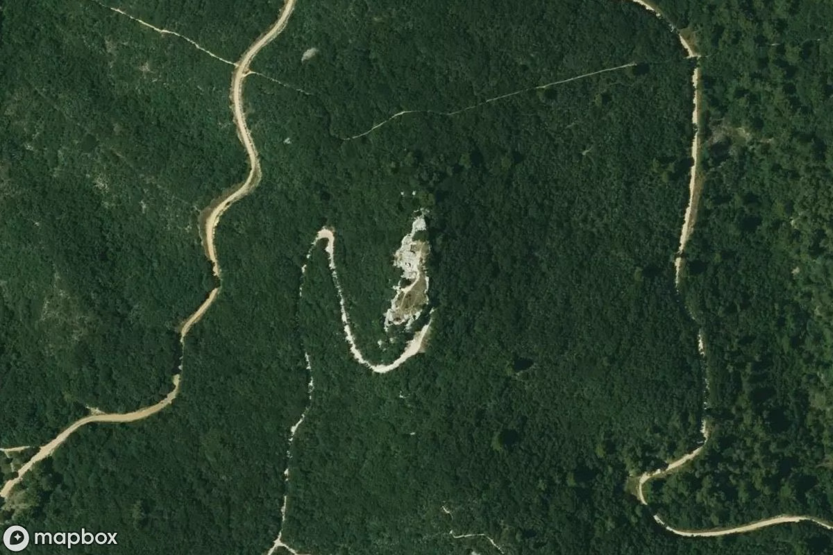 Satellietbeeld vanuit de lucht van Mont Aiguille, een verlaten  in Comps, Frankrijk