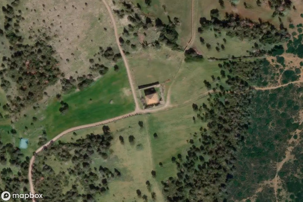 Satellitenansicht von Kaserne, eine verlassene Militär in Sorradile, Italien