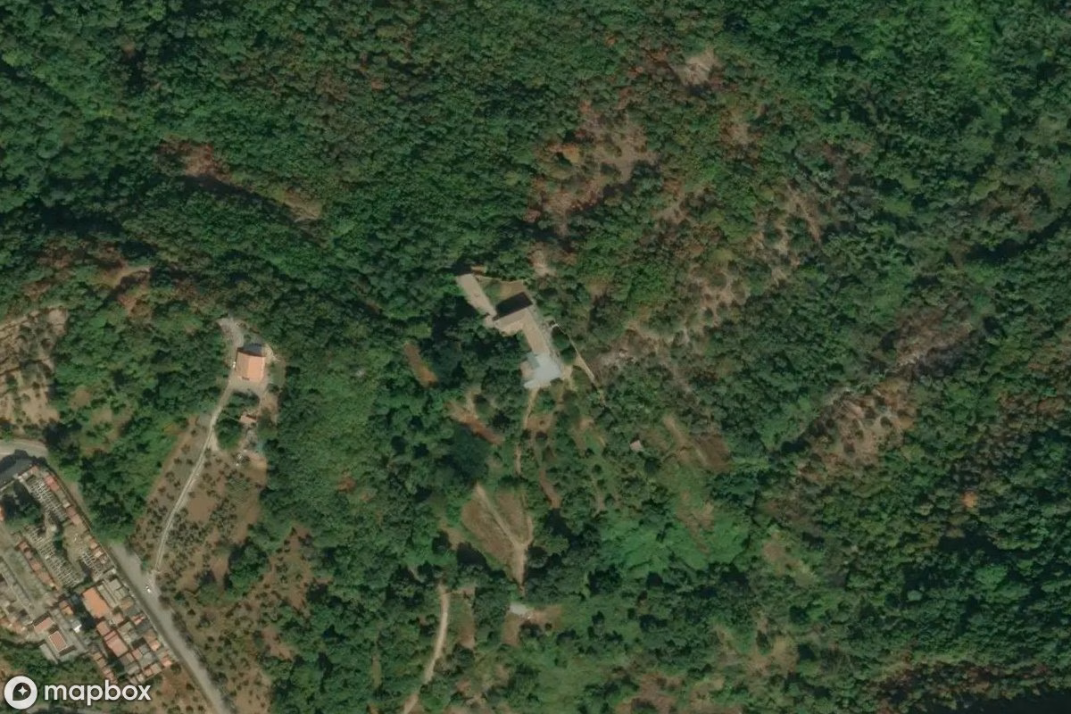 Satelitní letecký pohled na Verfluchtes Kloster, opuštěné Kostel v Sicignano degli Alburni, Itálie