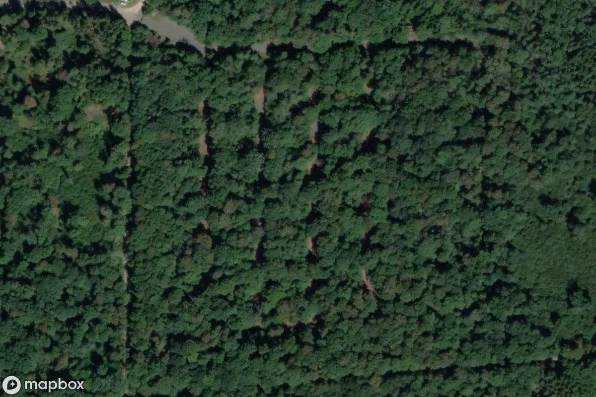 Satellietbeeld vanuit de lucht van Munitionsbunker, een verlaten Bunker in Donauwörth, Duitsland