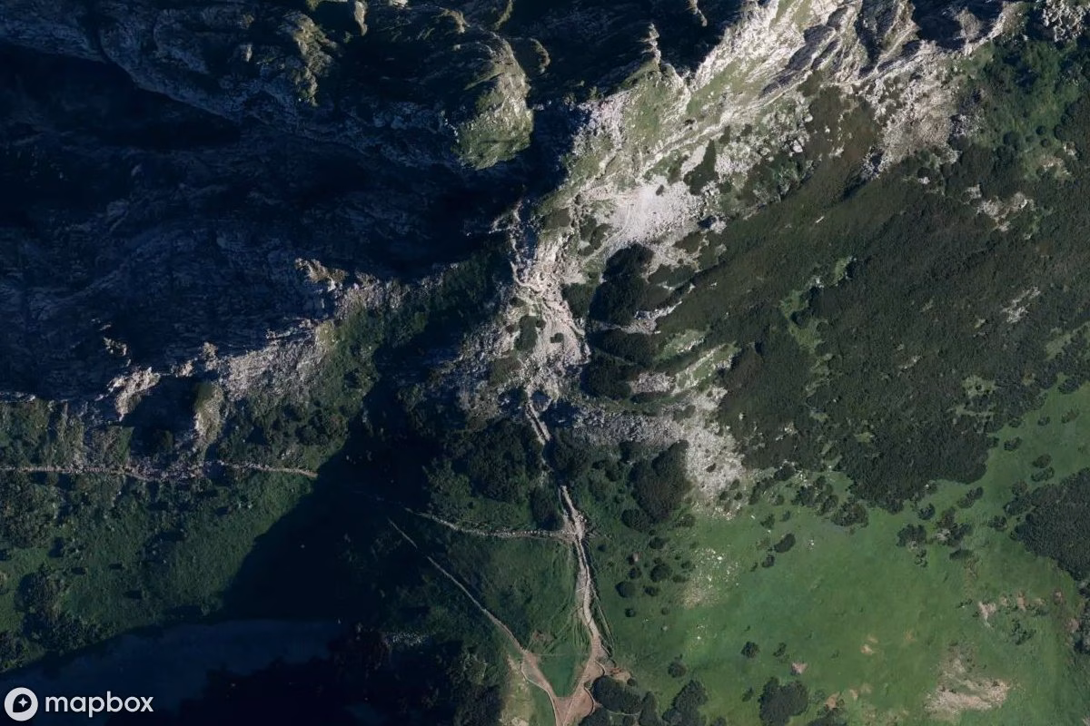 Vista aérea por satélite de Giewont, un  abandonado en Zakopane, Polonia