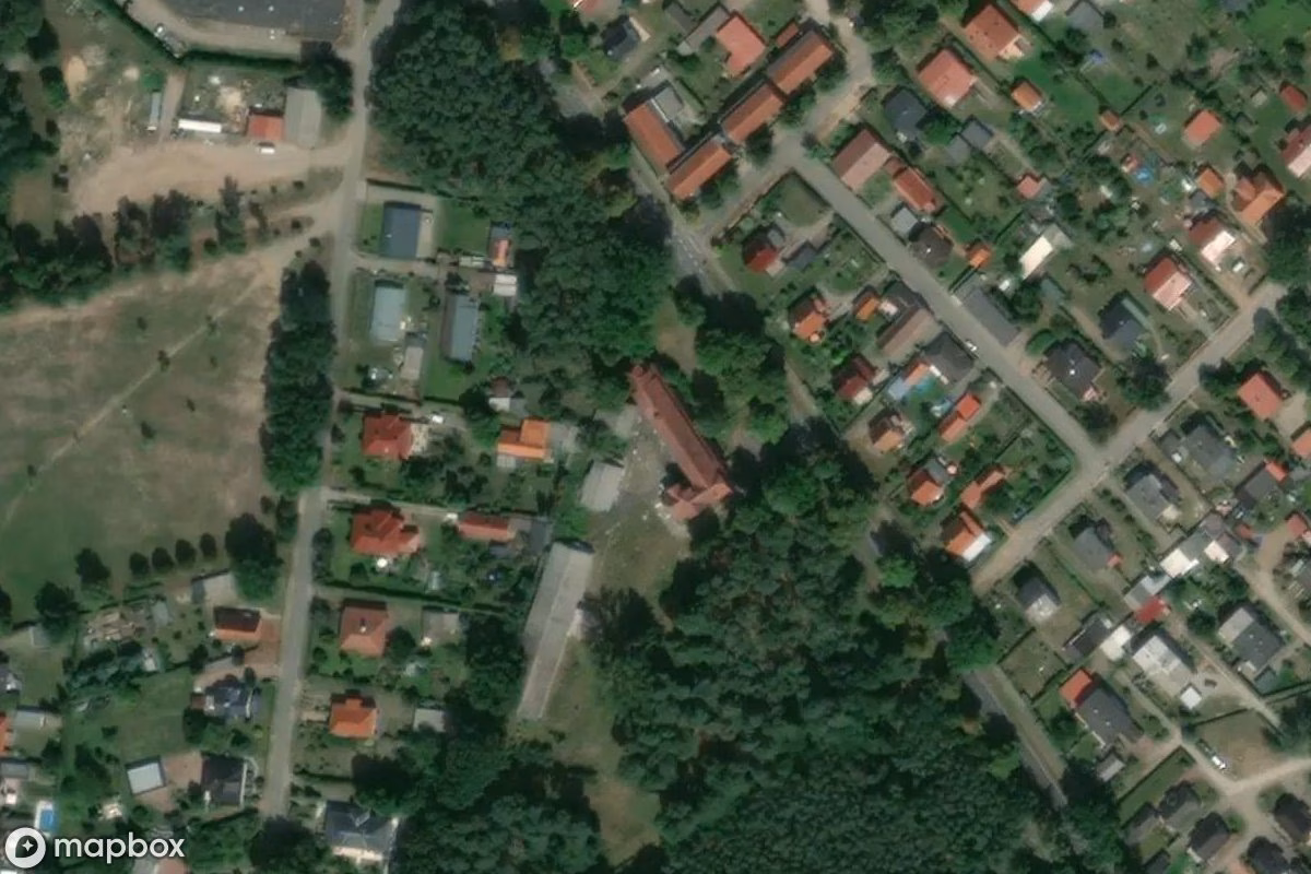 Vue aérienne satellite de Schule, un École abandonné à Lübtheen, Allemagne
