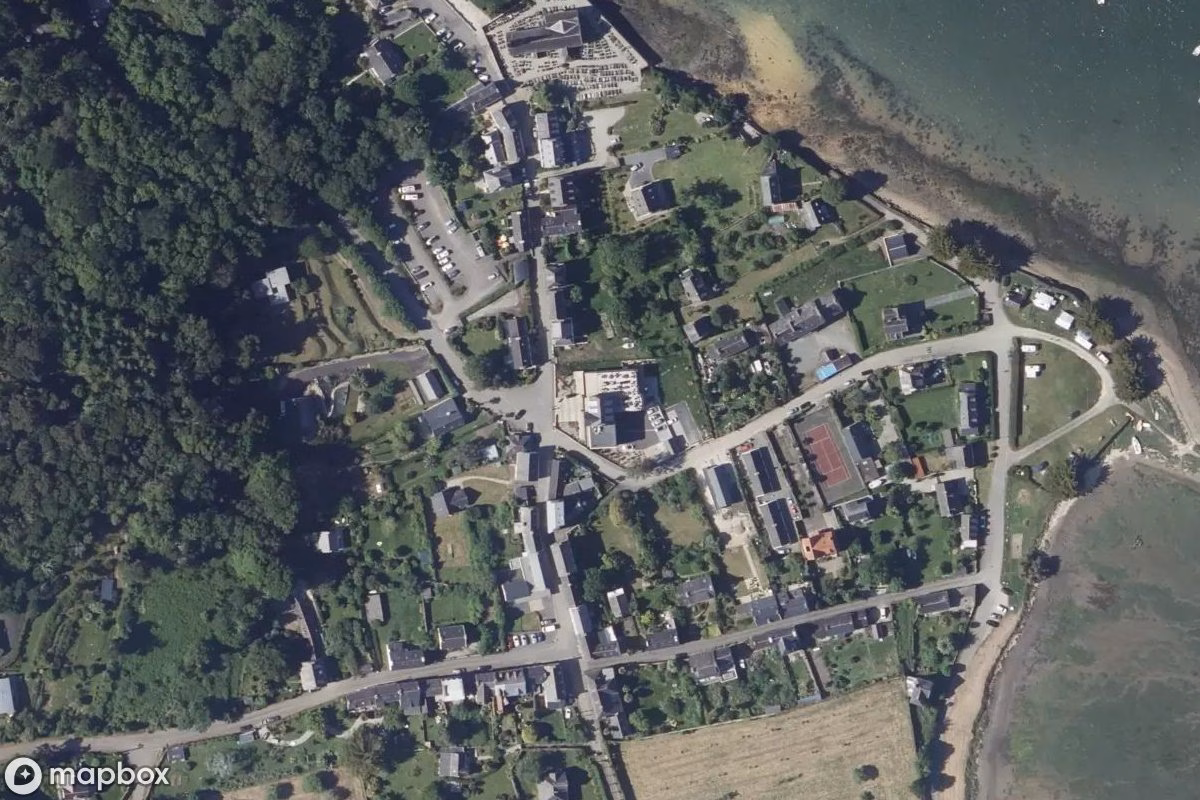 Satellitbillede set fra luften af Hotel Beausejour, et forladt Hotel i Landévennec, Frankrig