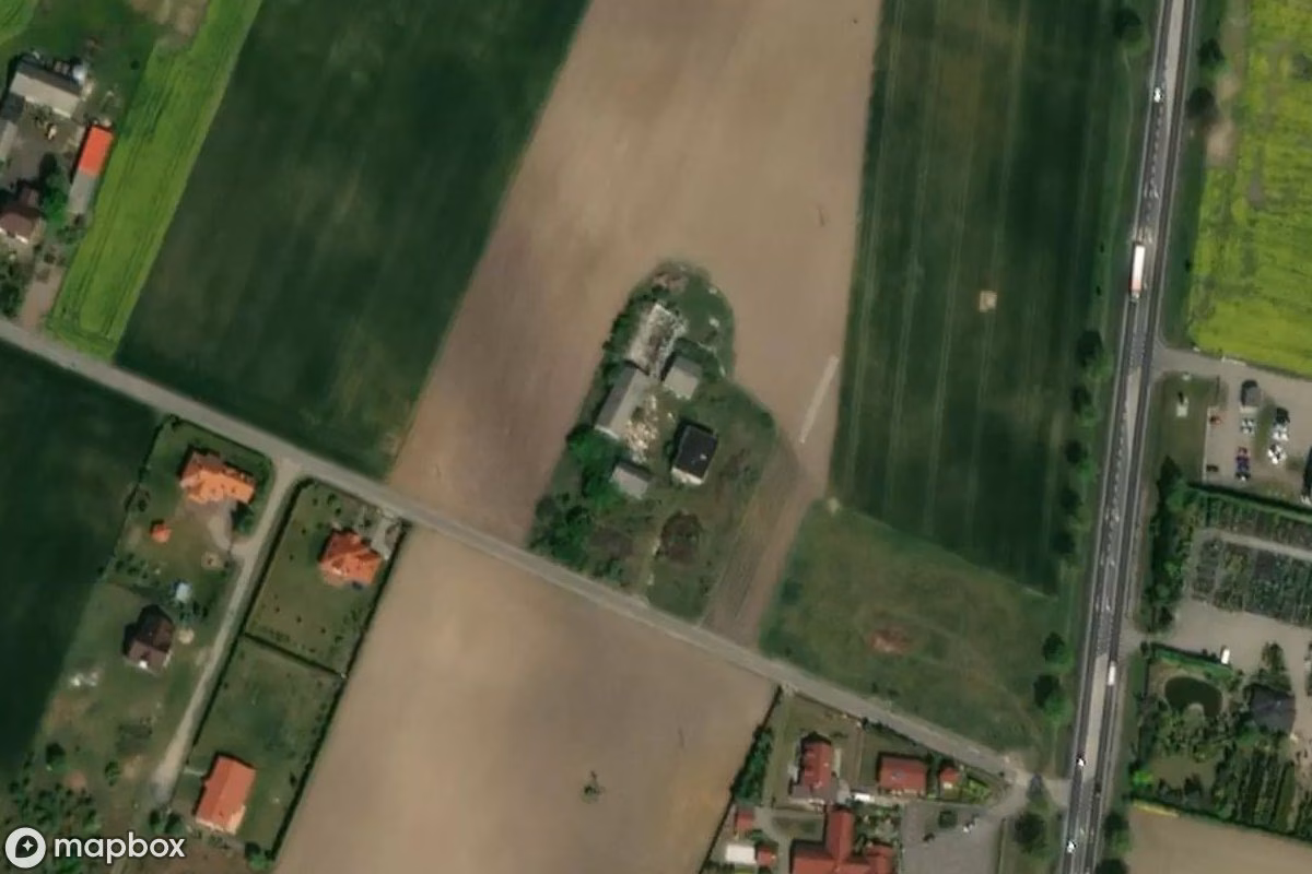 Aerial satellite view of Domek Wiejska 2, an abandoned  in Łysomice, Poland