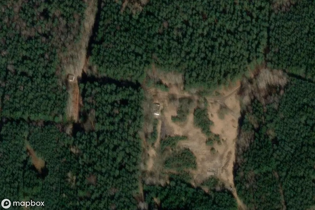 Satelitní letecký pohled na Verfallene Hütte, opuštěné  v Eineborn, Německo