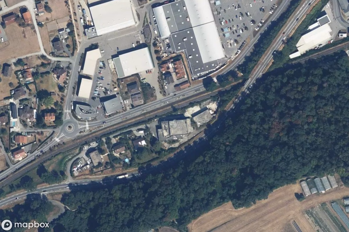 Satelitarny widok z lotu ptaka Autohaus, opuszczone w Amphion-les-Bains, Francja