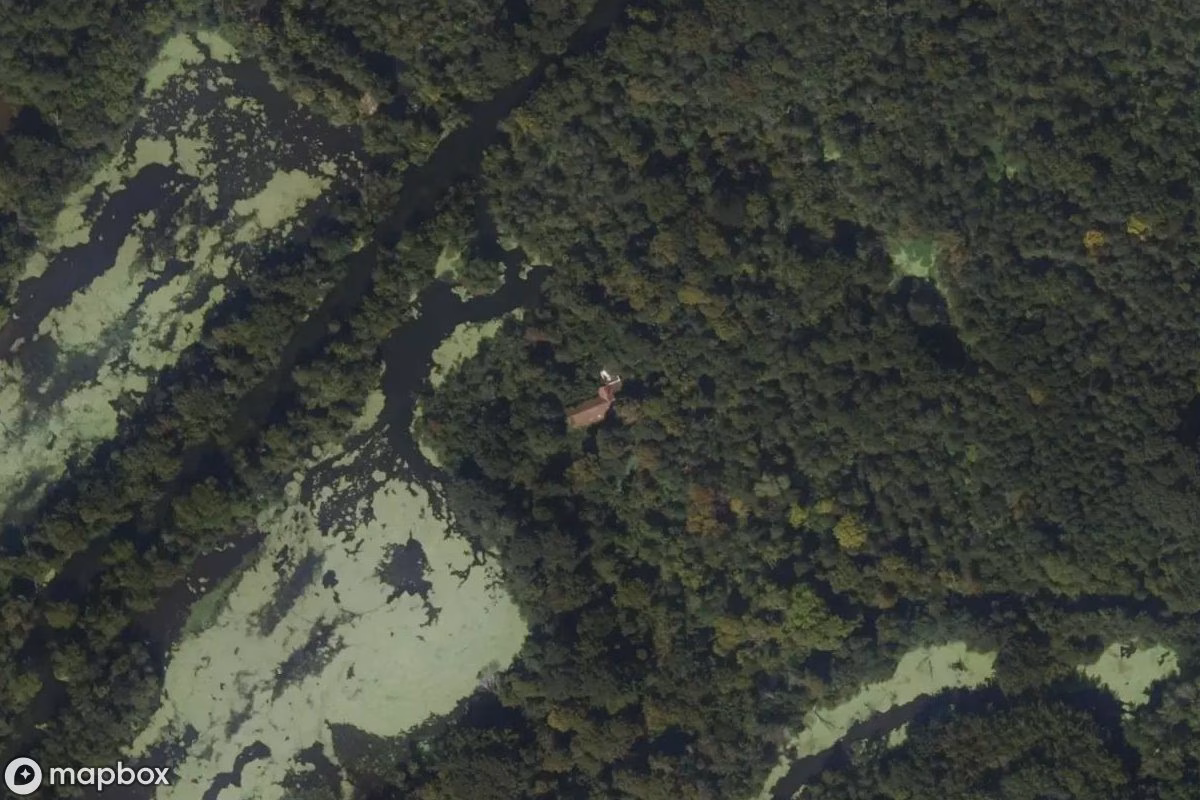 Satellitbild från luften av Maison Strang, en övergiven Bostadshus i Écharcon, Frankrike