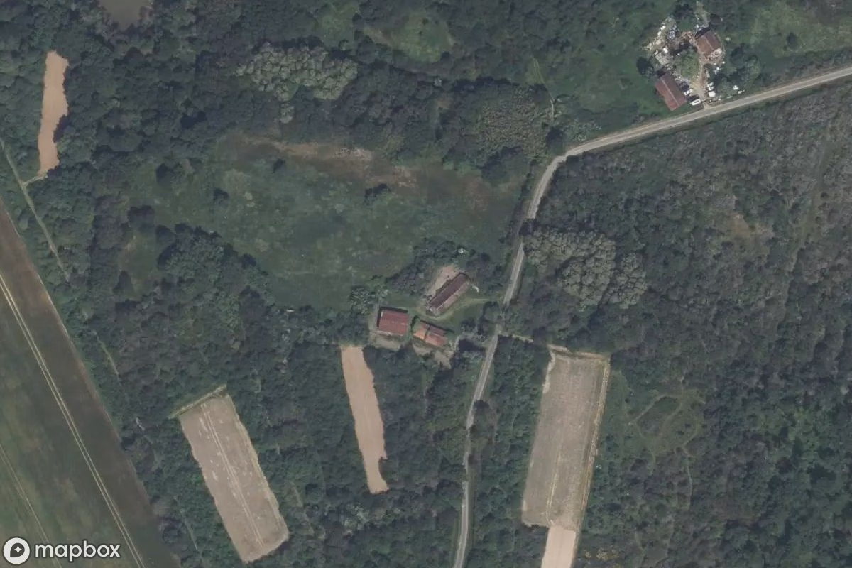 Satelitní letecký pohled na Aktueller Bauernhof, opuštěné Statek v Varennes-Changy, Francie