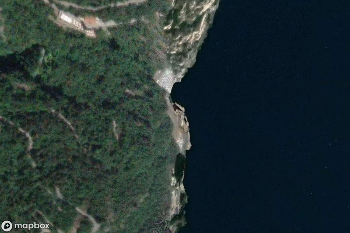 Satellittbilde fra luften av Hotel, et forlatt Hotell i Ledro, Italia