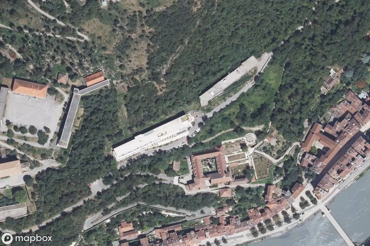 Satelitní letecký pohled na Institut für alpine Geologie, opuštěné v Grenoble, Francie