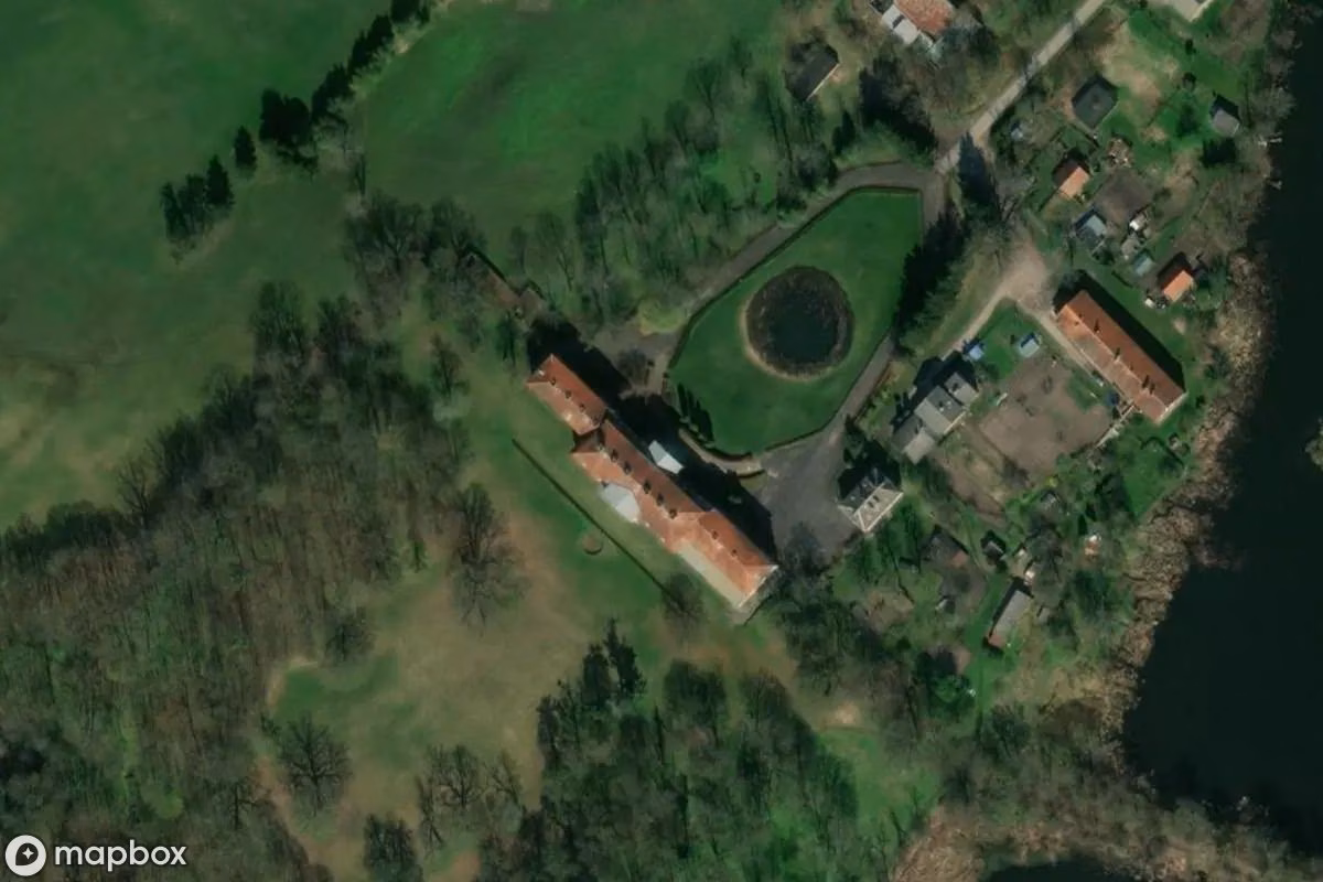 Satellittbilde fra luften av Château de Dönhoffstädt, et forlatt Slott i Drogosze, Polen