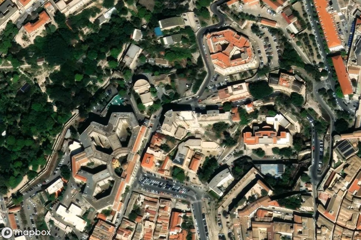 Vista aérea por satélite de Krankenhaus, un Hospital abandonado en Cagliari, Italia