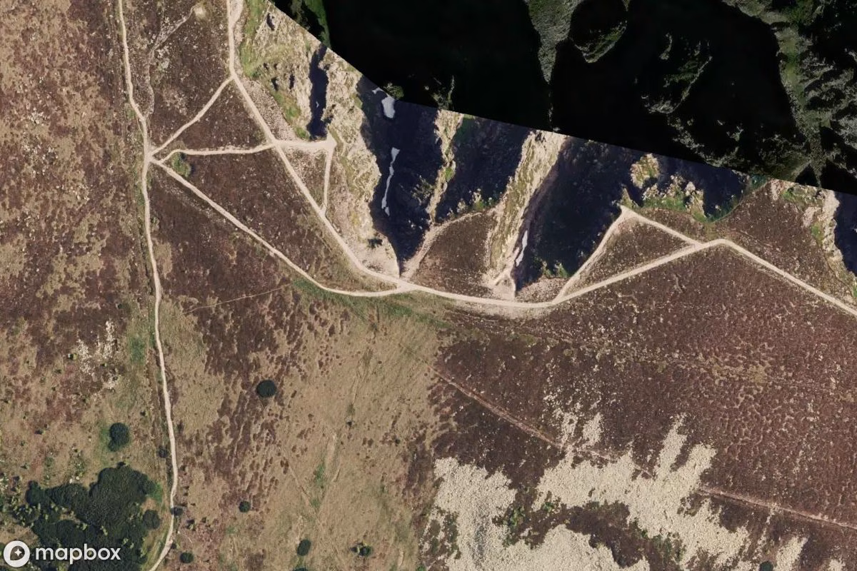 Vue aérienne satellite de Śnieżne Kotły, un  abandonné à Piechowice, Pologne