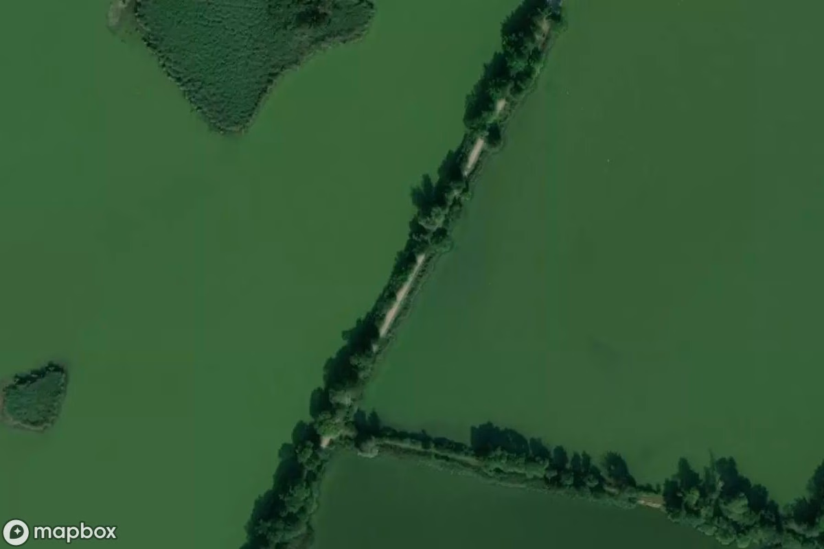 Satellietbeeld vanuit de lucht van Stawy Milickie, een verlaten Zwembad in Stawno, Polen