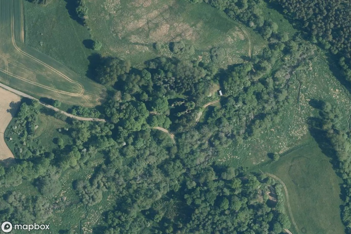 Vue aérienne satellite de Kirche, un Église abandonné à Kočov, Tchéquie