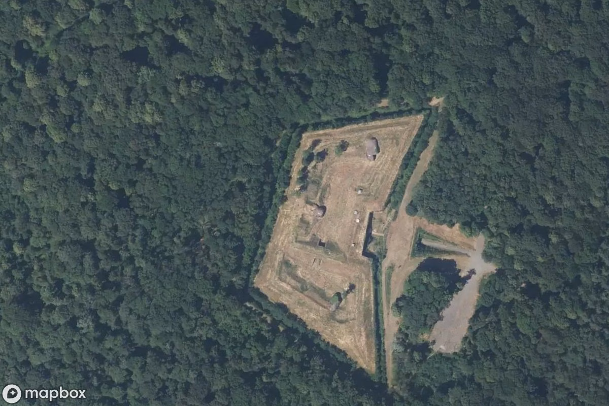 Vista aérea por satélite de Fort Base, un Instalación militar abandonado en Essert, Francia