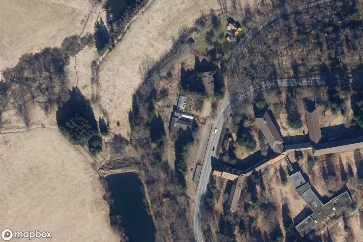 Satellietbeeld vanuit de lucht van Gärtnerei, een verlaten Boerderij in Clausthal-Zellerfeld, Duitsland