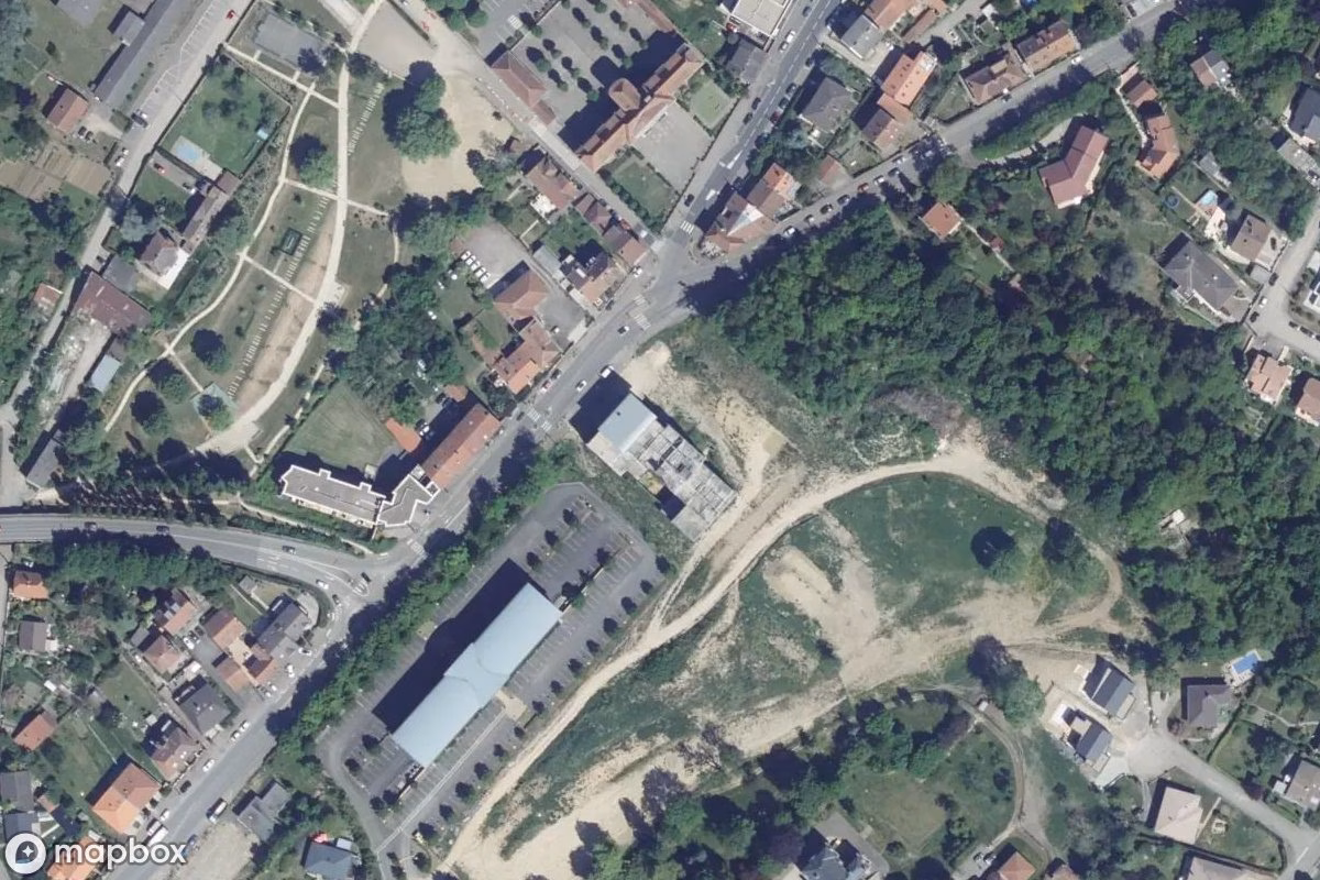 Satelitarny widok z lotu ptaka Verlassenes rohes Gebäude, opuszczone Dom mieszkalny w Saint-Julien-lès-Metz, Francja