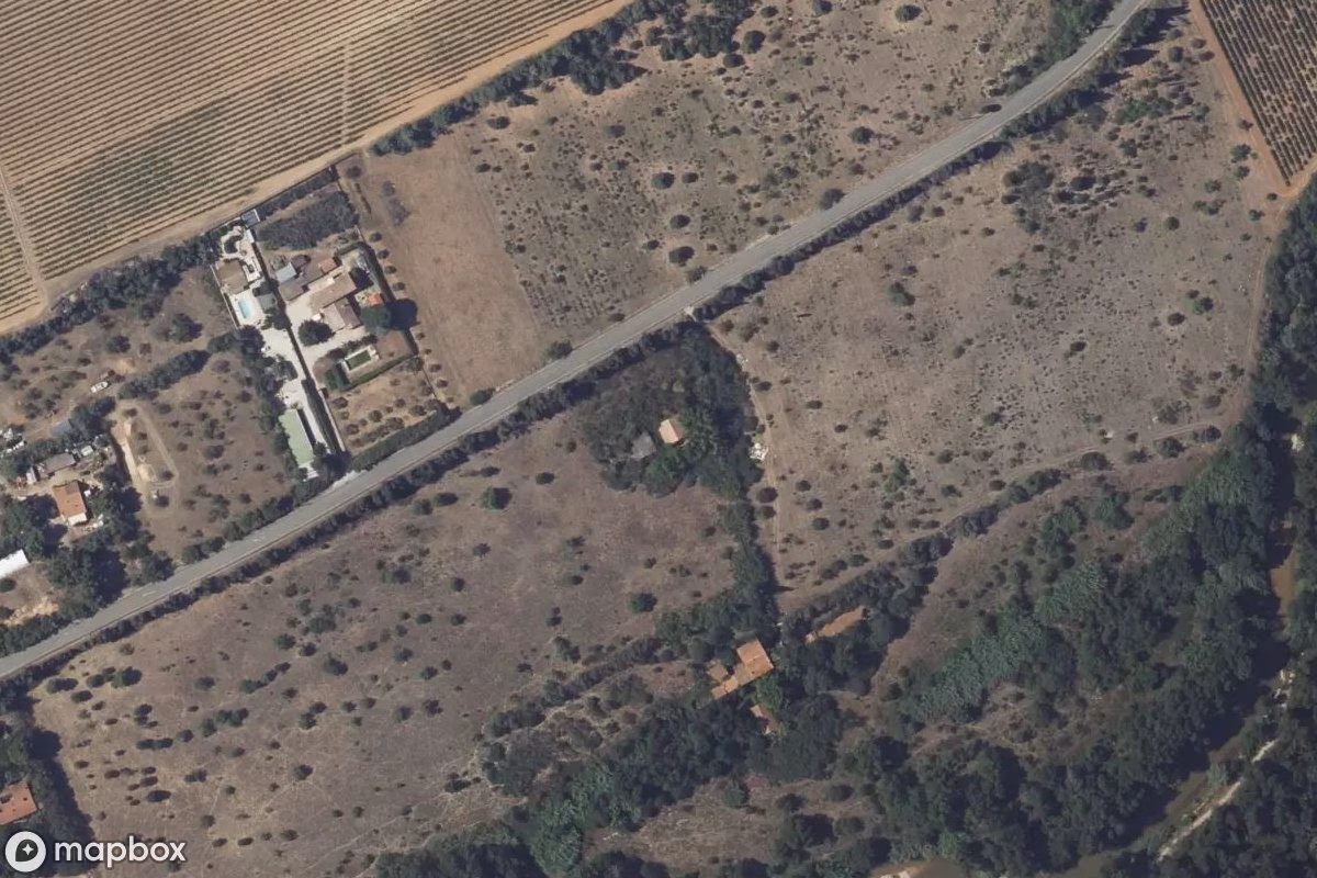 Satellietbeeld vanuit de lucht van Ferme du Coin, een verlaten Boerderij in Berre-l'Étang, Frankrijk