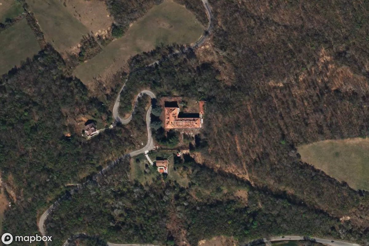 Satelitní letecký pohled na Präventorium Chiapponi, opuštěné v Colombello, Itálie