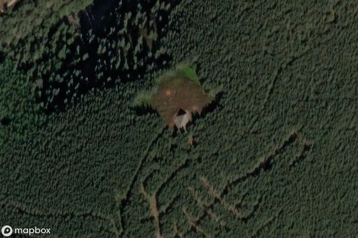 Satellittbilde fra luften av Prince Albert’s Pyramid, et forlatt  i Crathie, Storbritannia