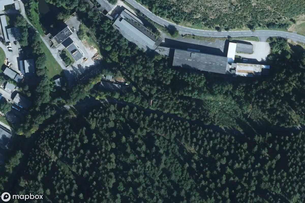Satellittbilde fra luften av Heizhaus, et forlatt  i Tannenbergsthal, Tyskland