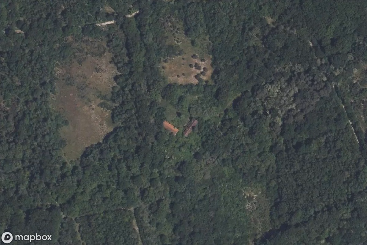 Satellitbild från luften av Maison Oublier, en övergiven Bostadshus i Ménestreau-en-Villette, Frankrike