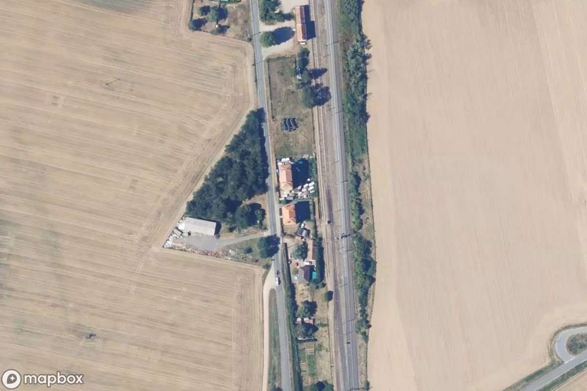 Satellitbillede set fra luften af Maison Cracken, et forladt Beboelseshus i La Ferté-Hauterive, Frankrig