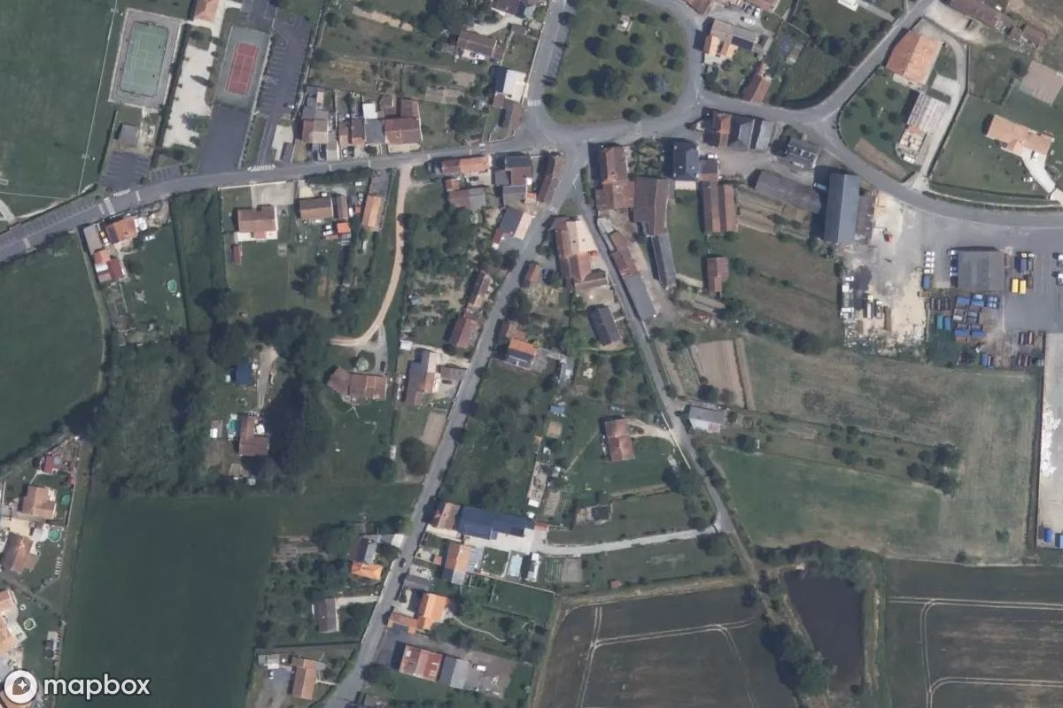 Satelitní letecký pohled na Manor Viviers, opuštěné Obytný dům v Chapelle-Viviers, Francie