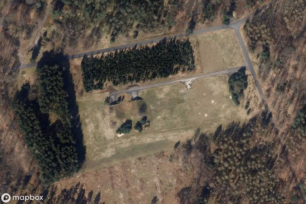 Satelitní letecký pohled na Sondermunitionslager, opuštěné Vojenský objekt v Liebenau, Německo