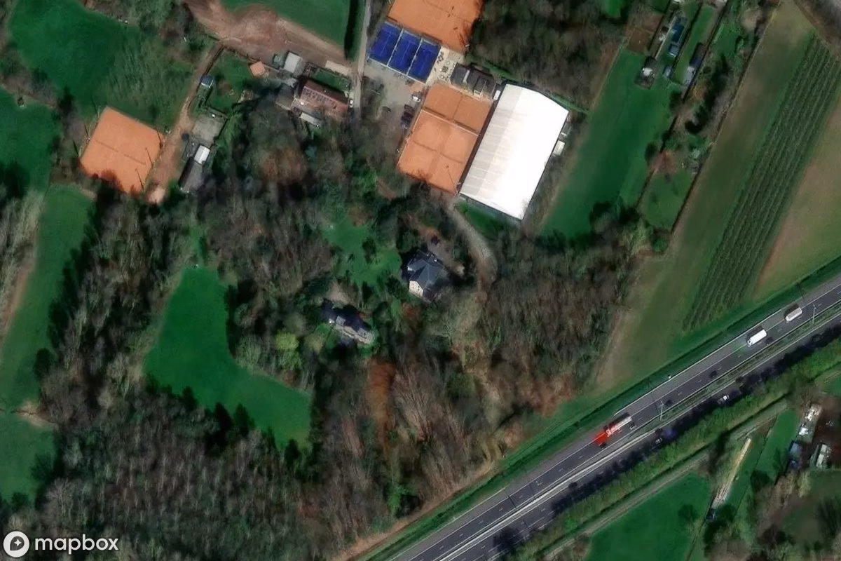 Satelitarny widok z lotu ptaka Château l'École, opuszczone Zamek w Rotselaar, Belgia