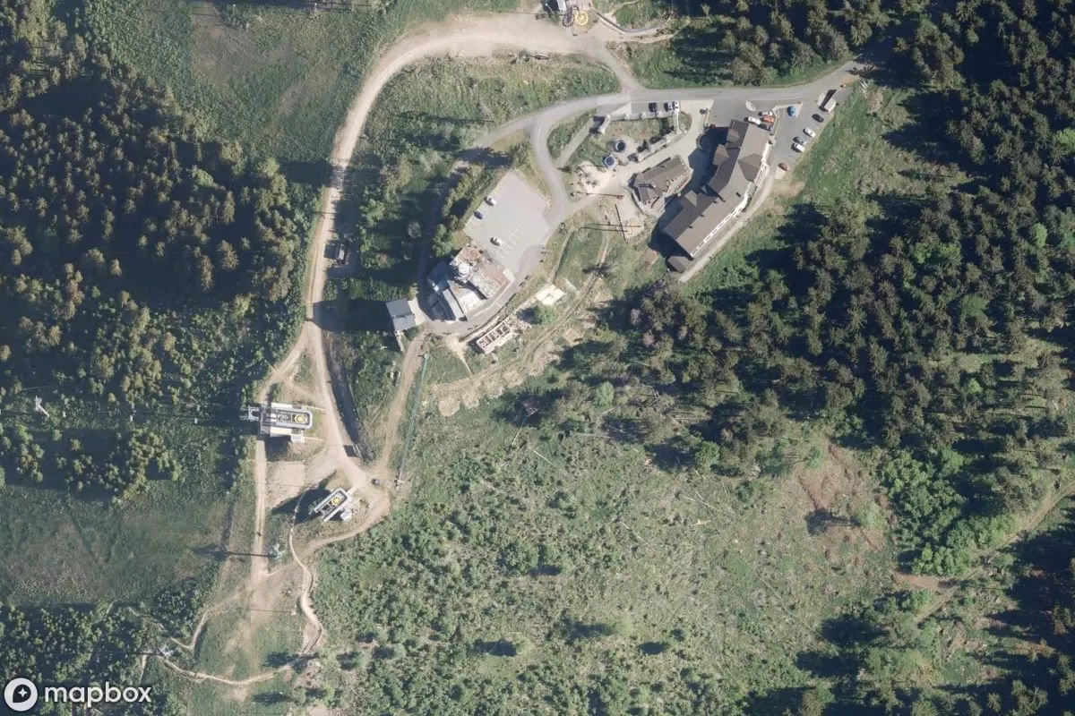 Vue aérienne satellite de Lost Place, un  abandonné à Abertamy, Tchéquie