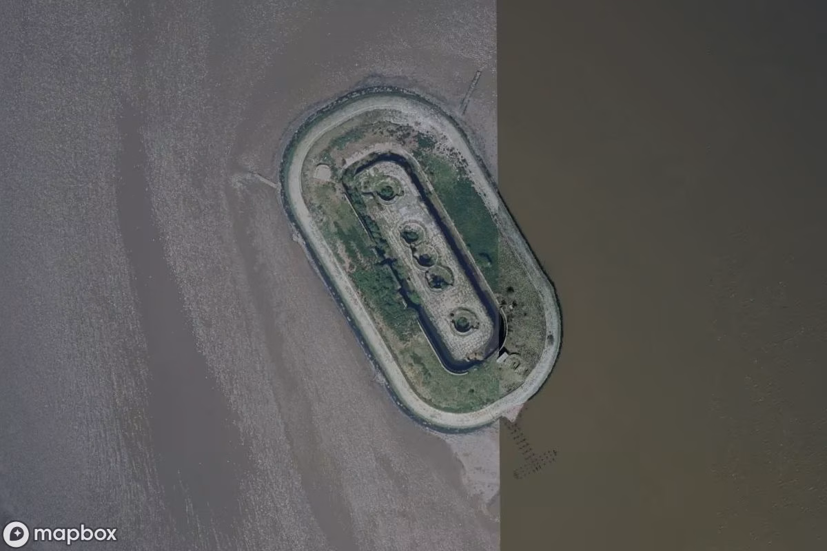 Műholdas légi felvétel Fort Langlütjen helyszínről, egy elhagyatott Katonai létesítmény itt: Nordenham, Németország