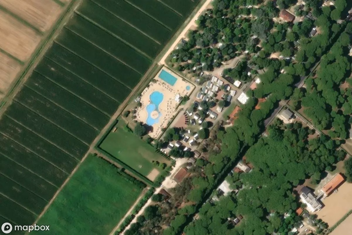 Satellitenansicht von Hotelresort, eine verlassene Hotel in Caorle, Italien