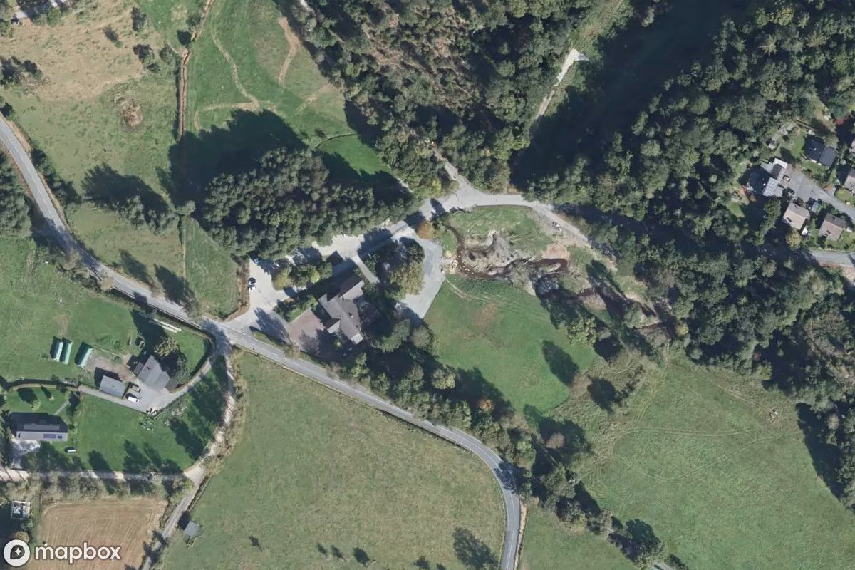 Satellietbeeld vanuit de lucht van Waldfreibad Hirschberg, een verlaten Zwembad in Warstein, Duitsland