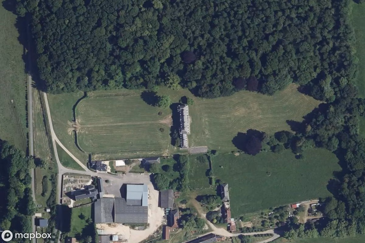 Satellietbeeld vanuit de lucht van Château d Omécourt, een verlaten Kasteel in Omécourt, Frankrijk