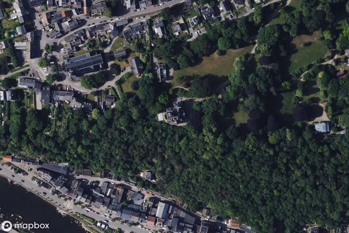 Satellietbeeld vanuit de lucht van Château le Fy, een verlaten Kasteel in Esneux, België