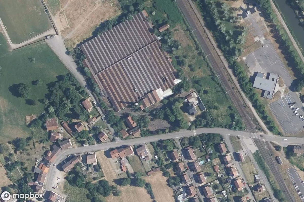 Satellittbilde fra luften av Fabrik Coolopss, et forlatt Fabrikk i Nomexy, Frankrike