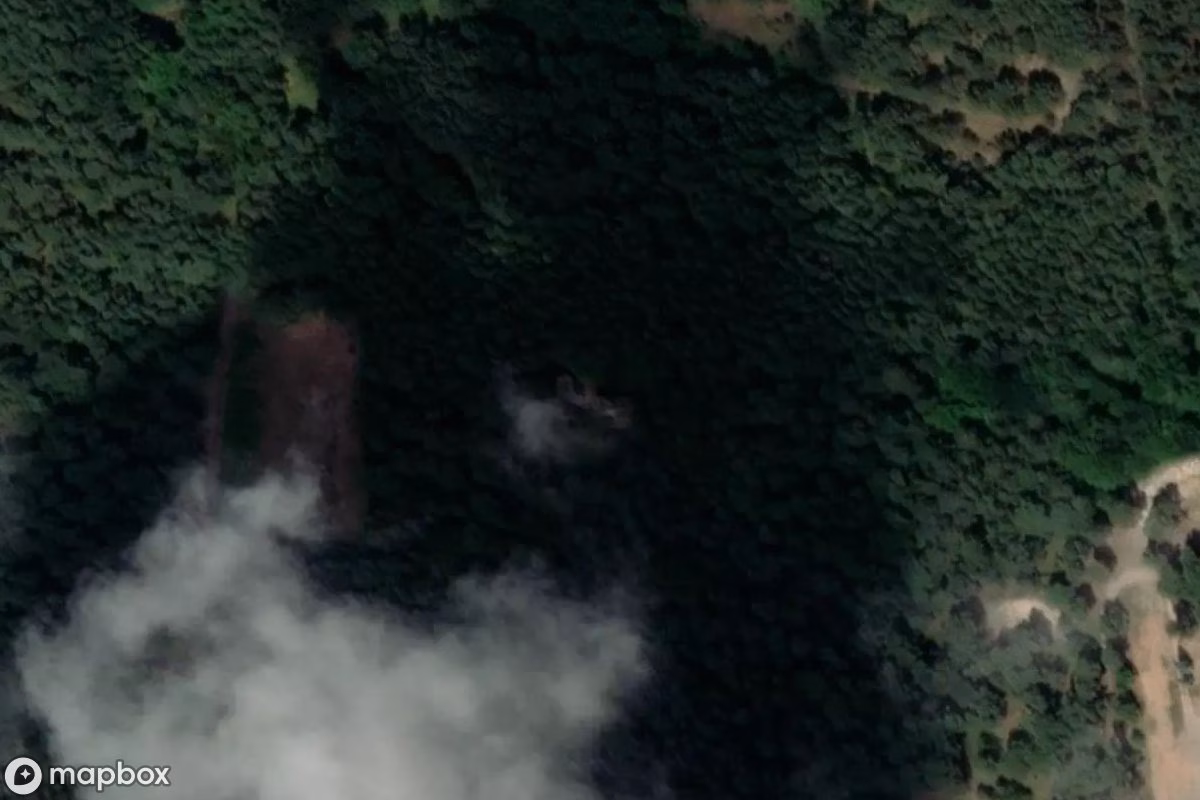 Satellittbilde fra luften av 9 BAS, et forlatt Skole i Modlinek, Polen