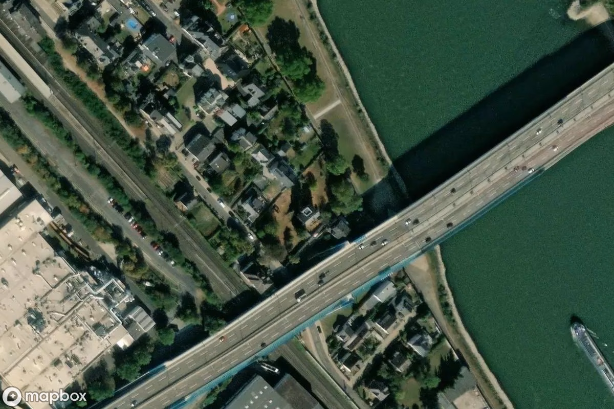 Satellitbild från luften av Verlassenes Haus, en övergiven  i Weißenthurm, Tyskland