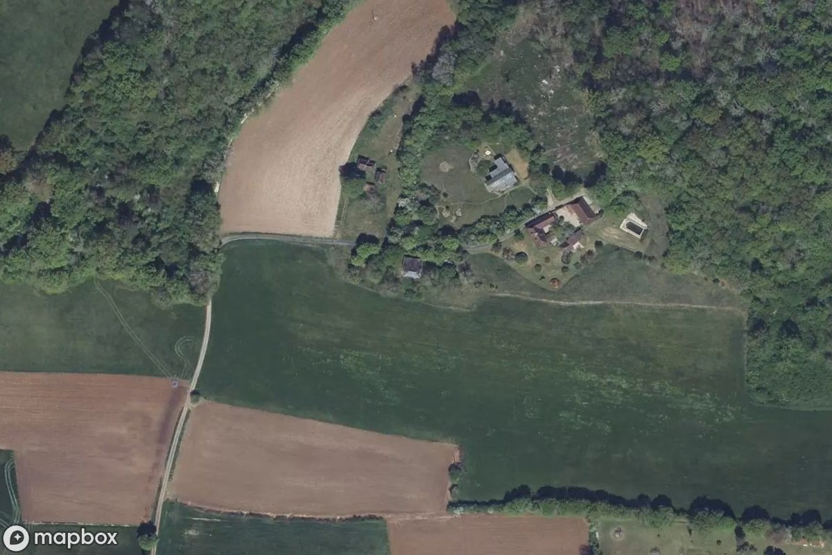 Vista aérea por satélite de Maison Sans Pareil, un Residencia abandonado en Saint-Geyrac, Francia