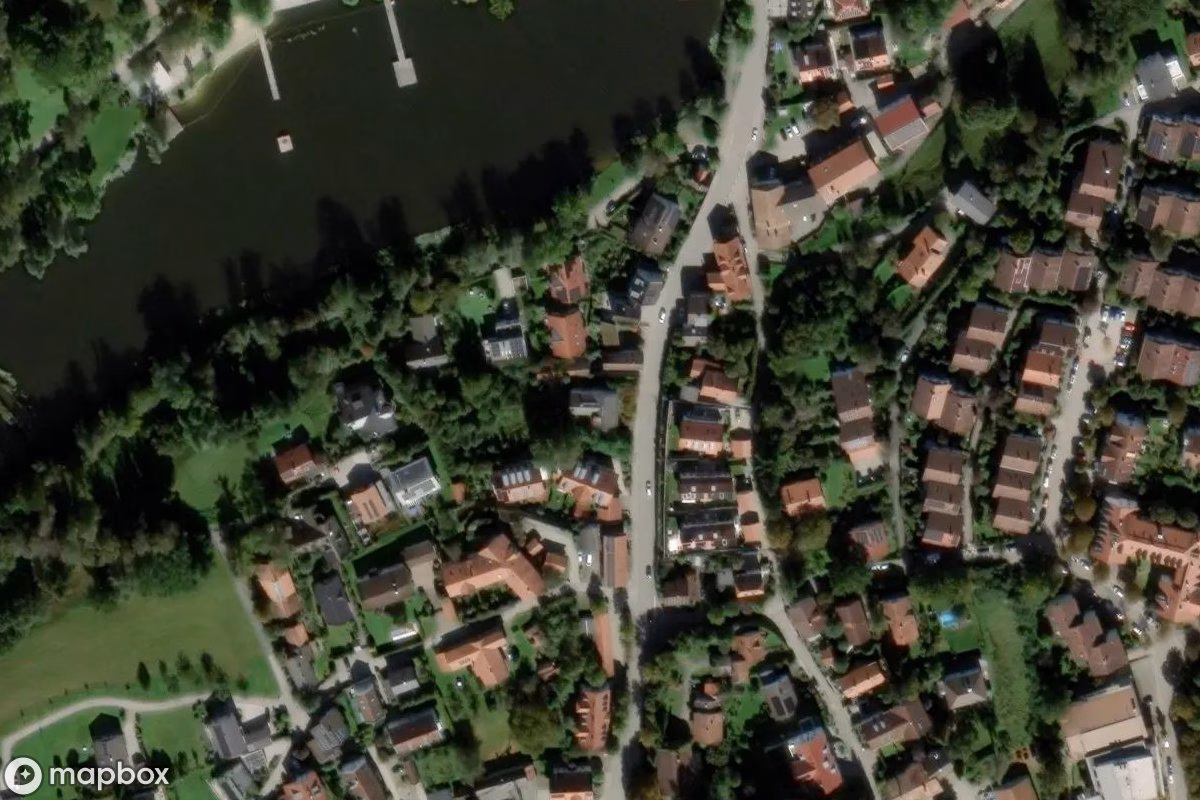 Satellitbillede set fra luften af Mehrfamilienhaus, et forladt  i Ebersberg, Tyskland