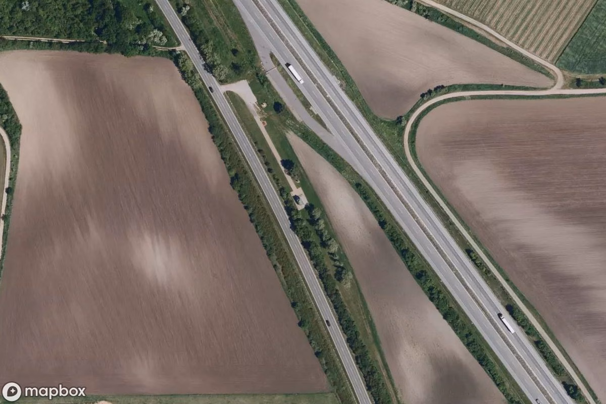 Satelitní letecký pohled na Panzerdenkmal Starovičky, opuštěné v Starovičky, Česko