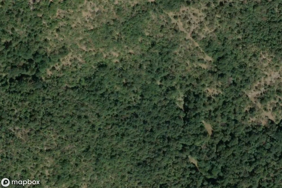 Satelitarny widok z lotu ptaka Grotta del Monte Lanaro, opuszczone Jaskinia w Monrupino / Repentabor, Włochy