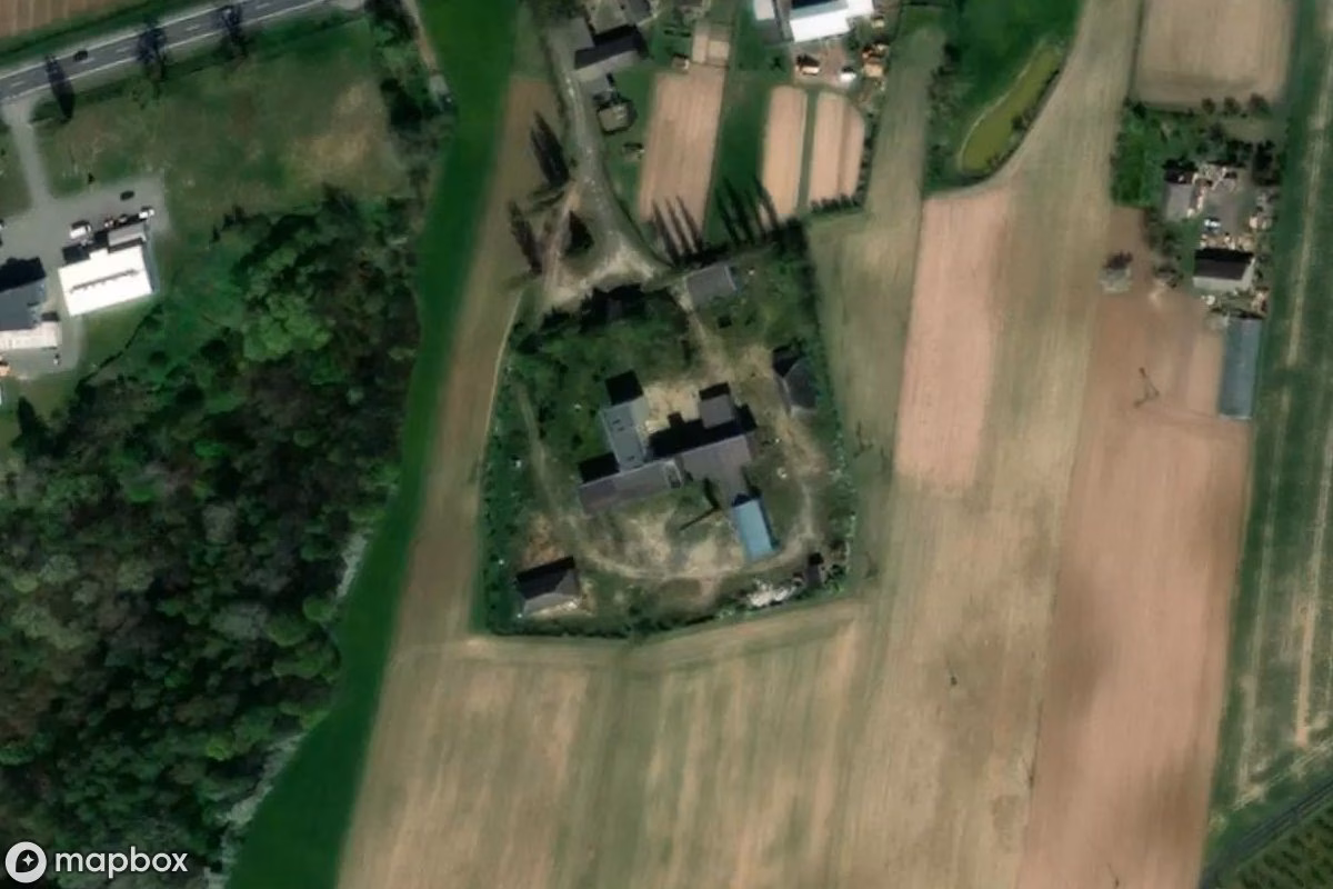 Vue aérienne satellite de Rakarnia, un  abandonné à Wiąg, Pologne