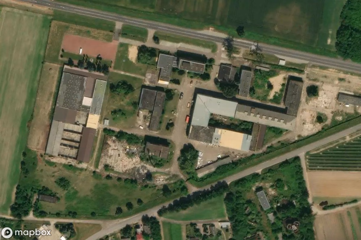 Satellietbeeld vanuit de lucht van Verlassene Schaffellsfabrik, een verlaten Fabriek in Kurów, Polen
