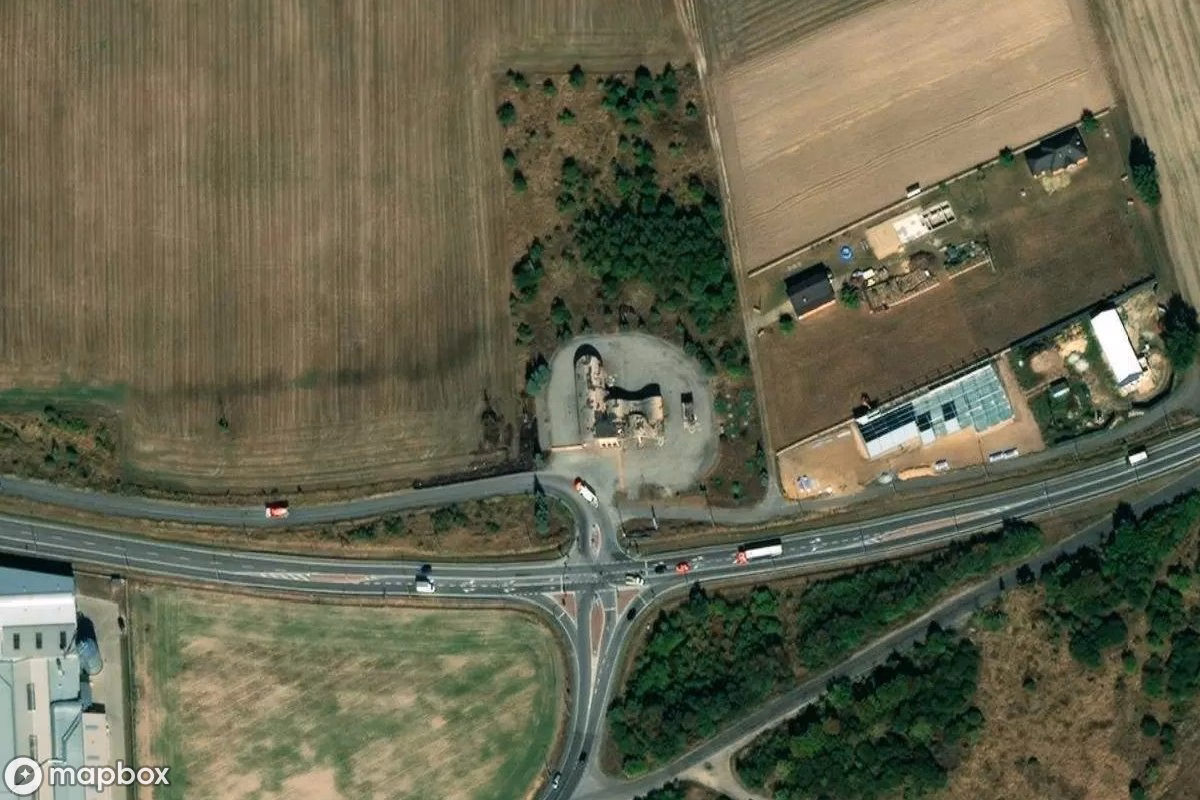 Satellittbilde fra luften av Verlassene Tankstelle Lotus, et forlatt i Mianowice, Polen